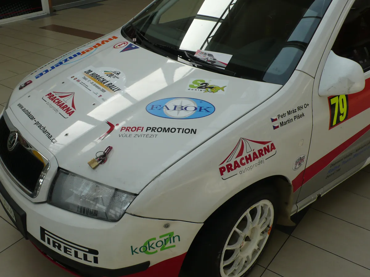 Reklama na závodním autě – loga partnerů na Škodě Fabia A5